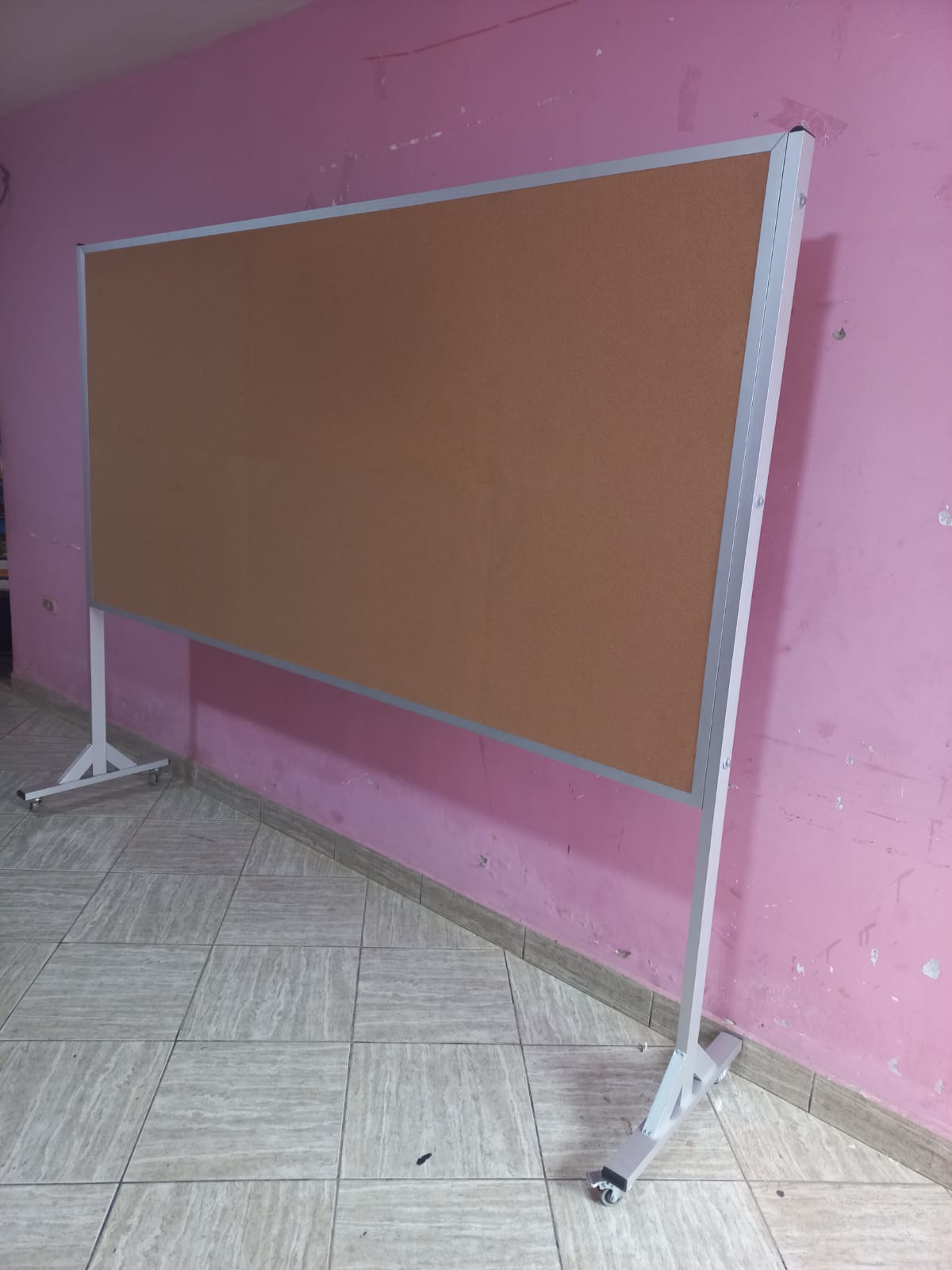 Pizarra de corcho móvil